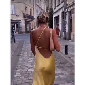 Commense Moonlight Open Back Satin Slit Long Dress
Yellow size M